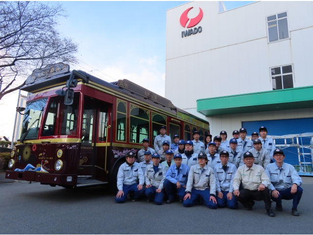 完成した『湯～遊～バス　“彩”』と自動車産機部員